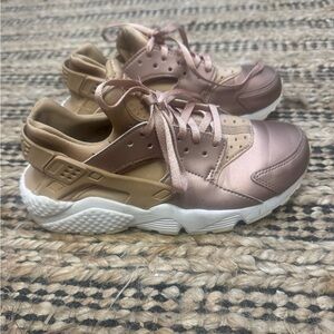 Nike Women's Sneakers in Rose Gold and Beige Nike huarache